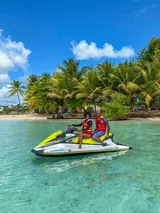 Clients en jet ski devant l’îlet du Gosier