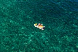 Duo en jet ski au-dessus des eaux turquoise de Guadeloupe