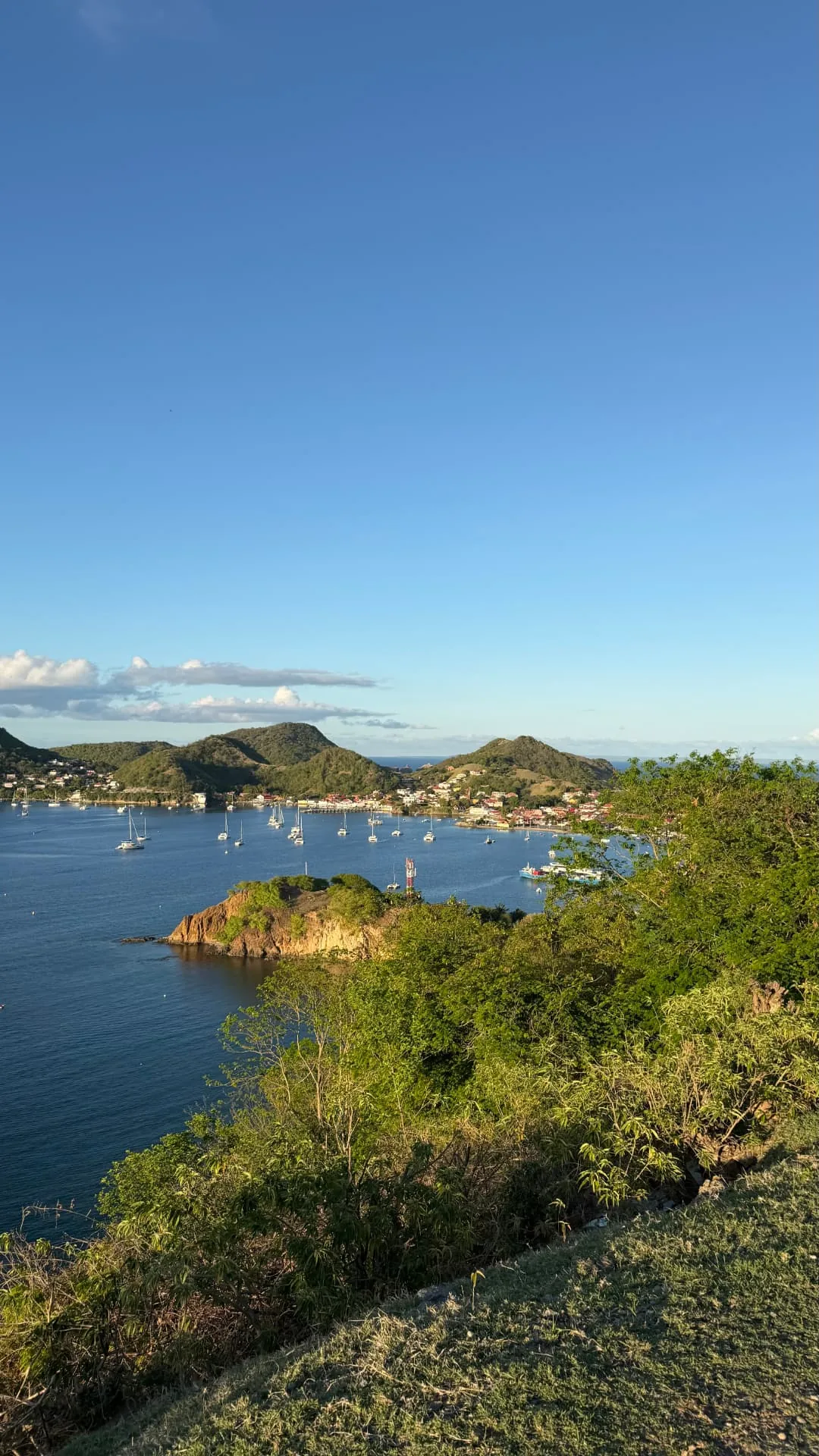 La baie des Saintes et ses voiliers au mouillage, vus depuis les hauteurs de Terre-de-Haut