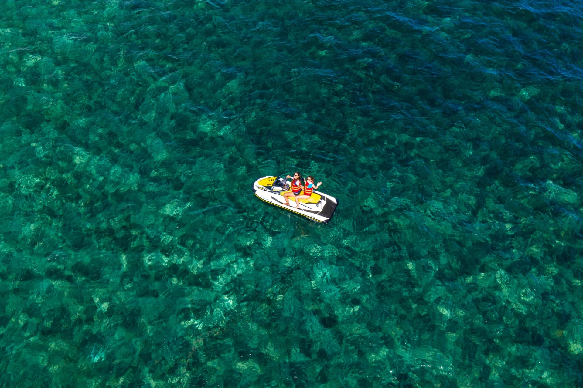 Duo en jet ski au-dessus des eaux turquoise de Guadeloupe