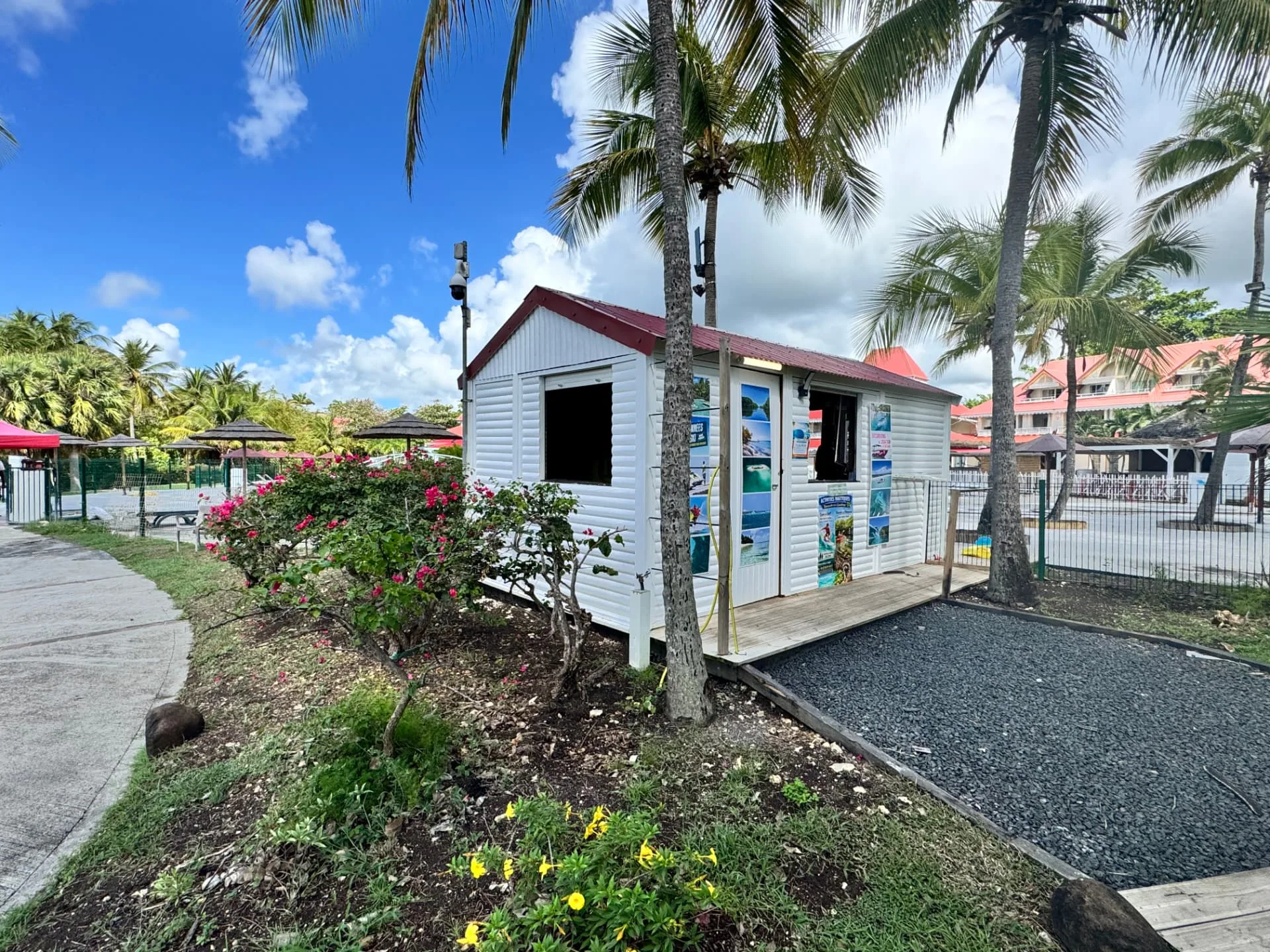 Base Atmosphère de Pierre & Vacances à Sainte-Anne, kiosque blanc parmi les palmiers et les bougainvilliers