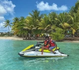Pause jet ski dans les eaux turquoise d’un lagon de Guadeloupe