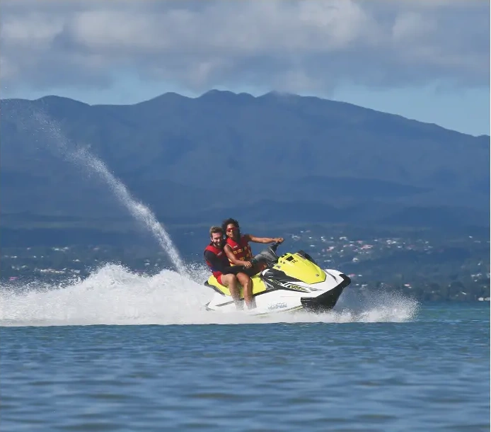 Randonnée jet ski en duo dans la baie de Pointe-à-Pitre en Guadeloupe