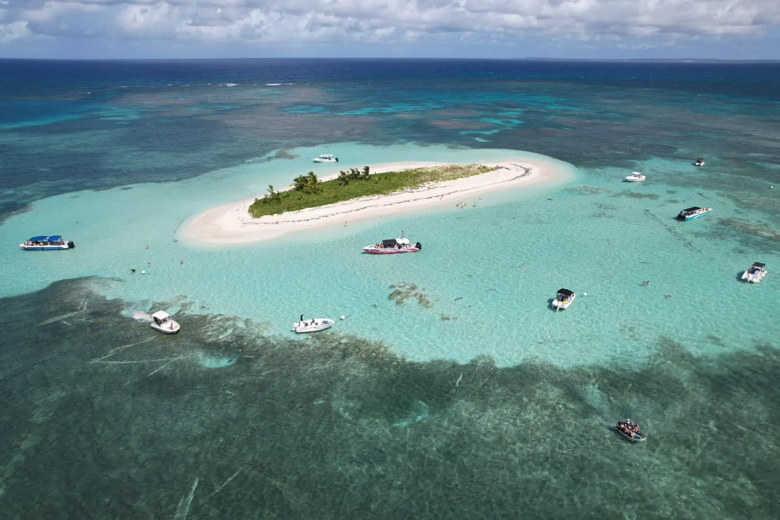 Vue aérienne de l’îlet Caret, du Natural M et du Poker Run au mouillage dans le lagon