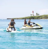 Pause en jet ski au large d’un îlet de Guadeloupe