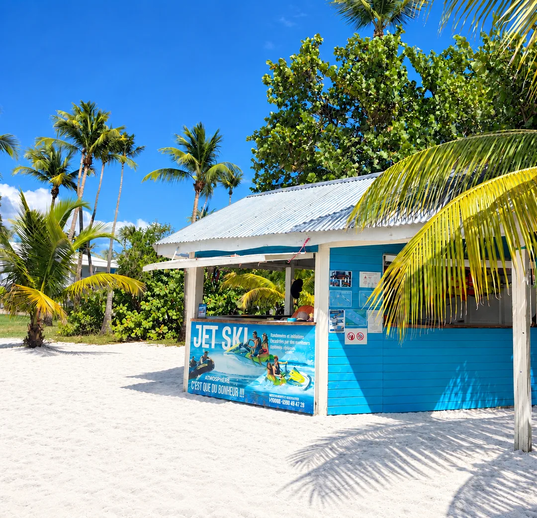Kiosque bleu de la base Atmosphère sur la plage de la Caravelle au Club Med, Sainte-Anne