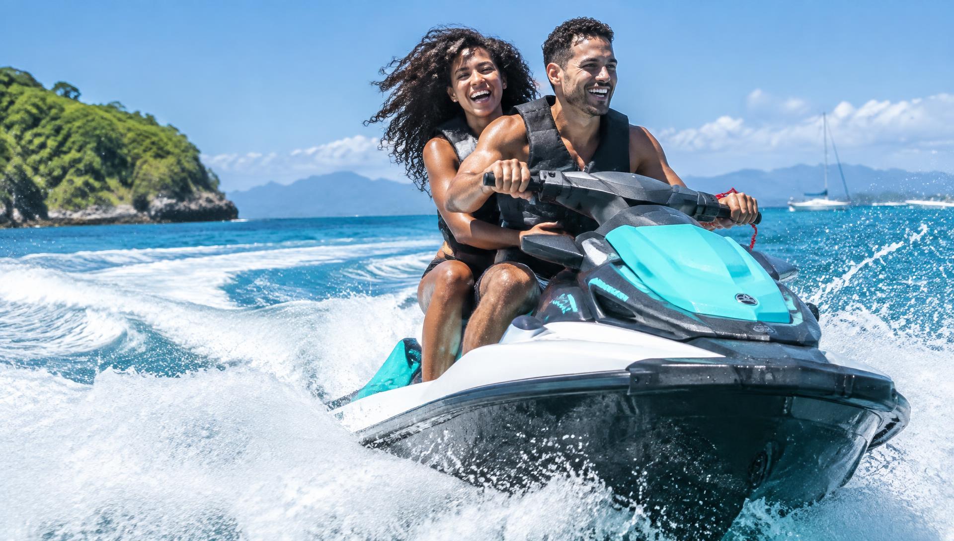 Vacanciers en jet ski sur les eaux turquoise du Gosier, en Guadeloupe